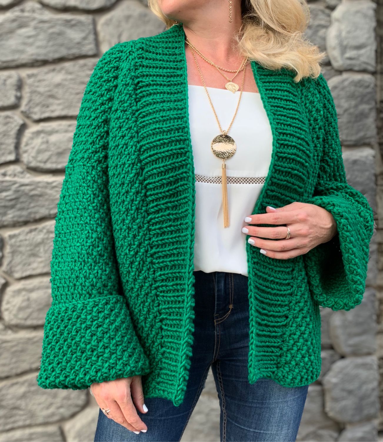 Refresh your style with an elegant green cardigan: The perfect accent for your wardrobe